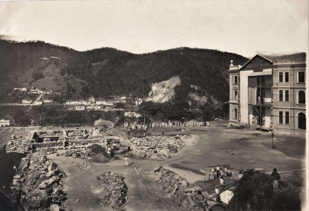 O Colégio Anchieta e a cidade de Nova Friburgo 2 Em 1905 trabalhavam na obra uma media 150 operarios. Acervo Colegio Anchieta