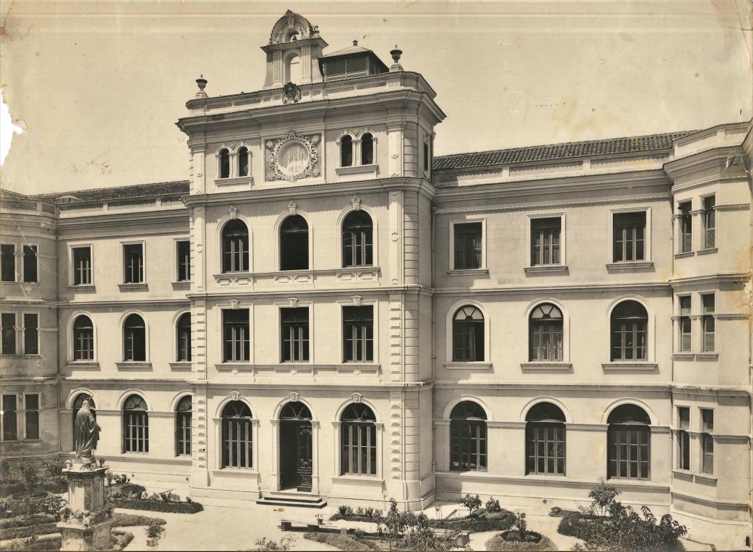 O Colégio Anchieta e a cidade de Nova Friburgo 10 No patio interno a padroeira do colegio. Acervo Colegio Anchieta