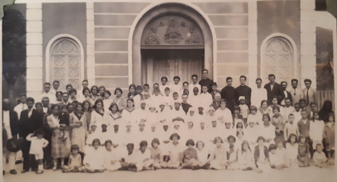 O Colégio Anchieta e a cidade de Nova Friburgo 8 Os Jesuitas em Duas Pedras na Primeira Comunhao. Acervo Capela S C Maria