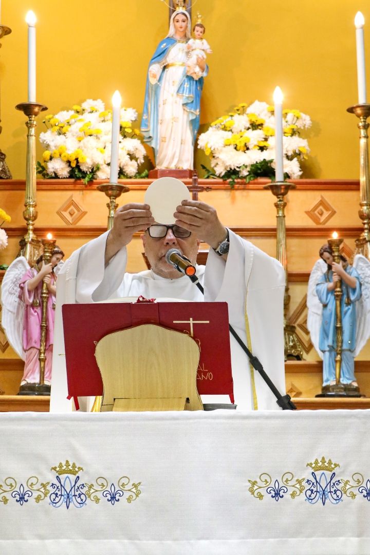 História de Nossa Senhora do Rosário como padroeira de Riograndina 9 Pe. Roberto Jose Pinto celebrando a Santa Missa. Imagem Carlosmar Lima Camara