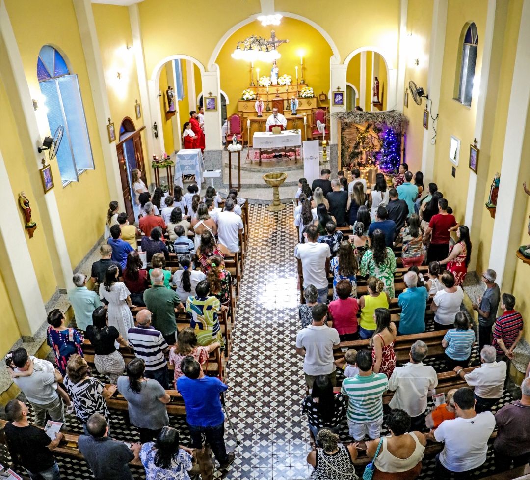 História de Nossa Senhora do Rosário como padroeira de Riograndina 6 Pe. Roberto Jose Pinto celebrando missa na capela N.S.do Rosario. Imagem Carlosmar Lima Camara