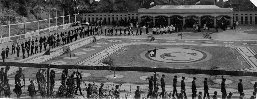 O Colégio Anchieta e a cidade de Nova Friburgo 12 Procissao de Corpus Christi em torno do tapete de areias no educandario. Acervo Colegio Anchieta