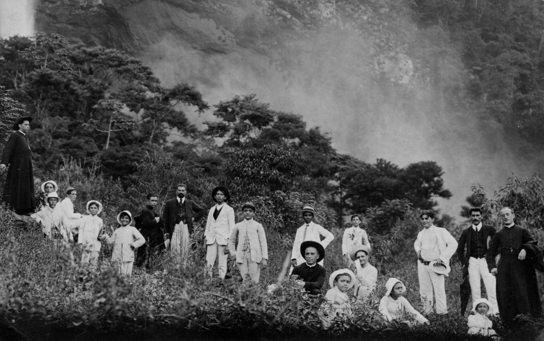 Vozes da Escravidão: Fazenda Rancharia do Norte em Monnerat 1 Alunos da divisao dos menores em passeio pelos arredores da cidade. Acervo Colegio Anchieta
