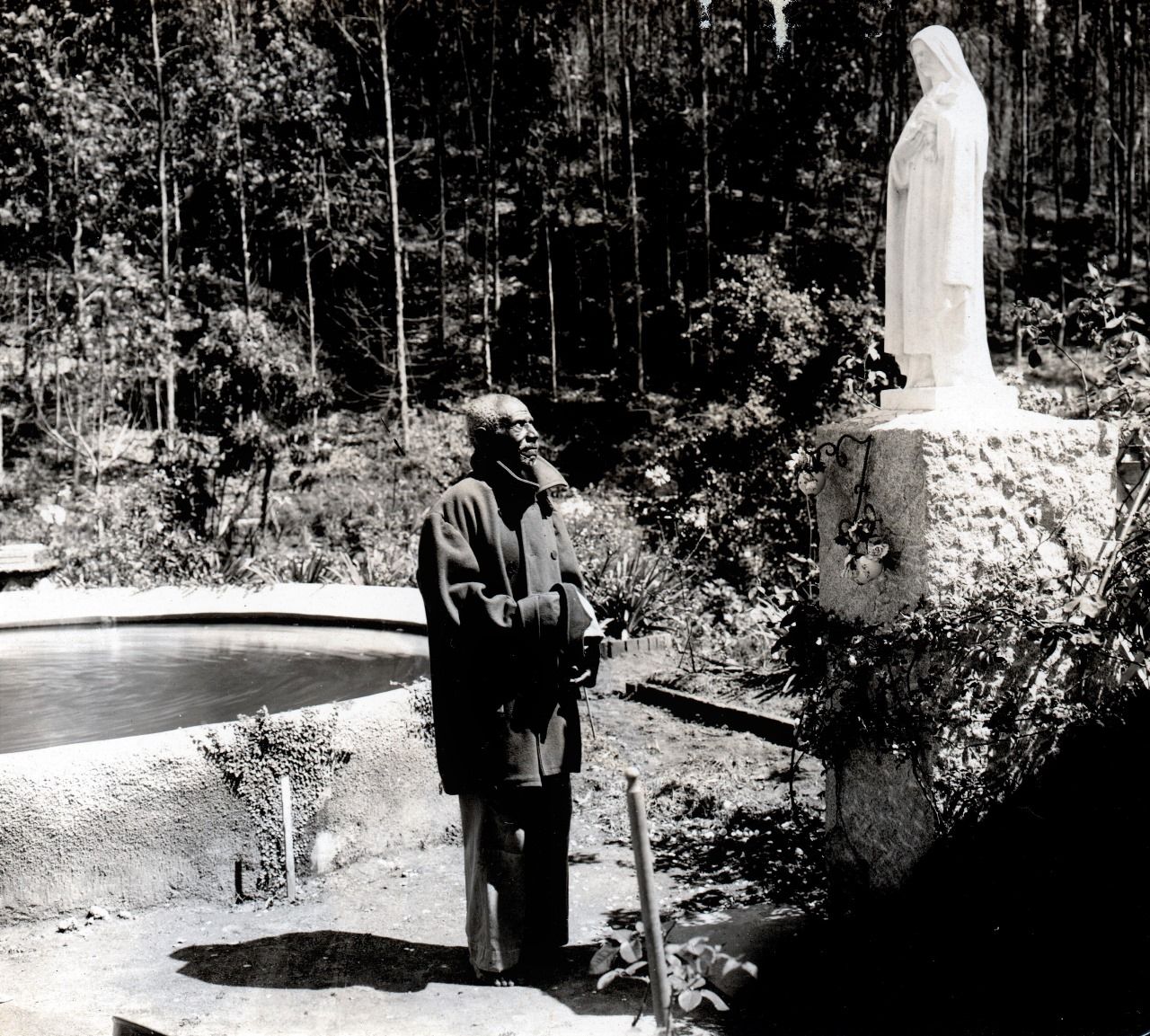 Vozes da Escravidão: Fazenda Rancharia do Norte em Monnerat 2 Tio Pedro posa para foto na fazenda Rancharia do Norte. Acervo Colegio Anchieta 1
