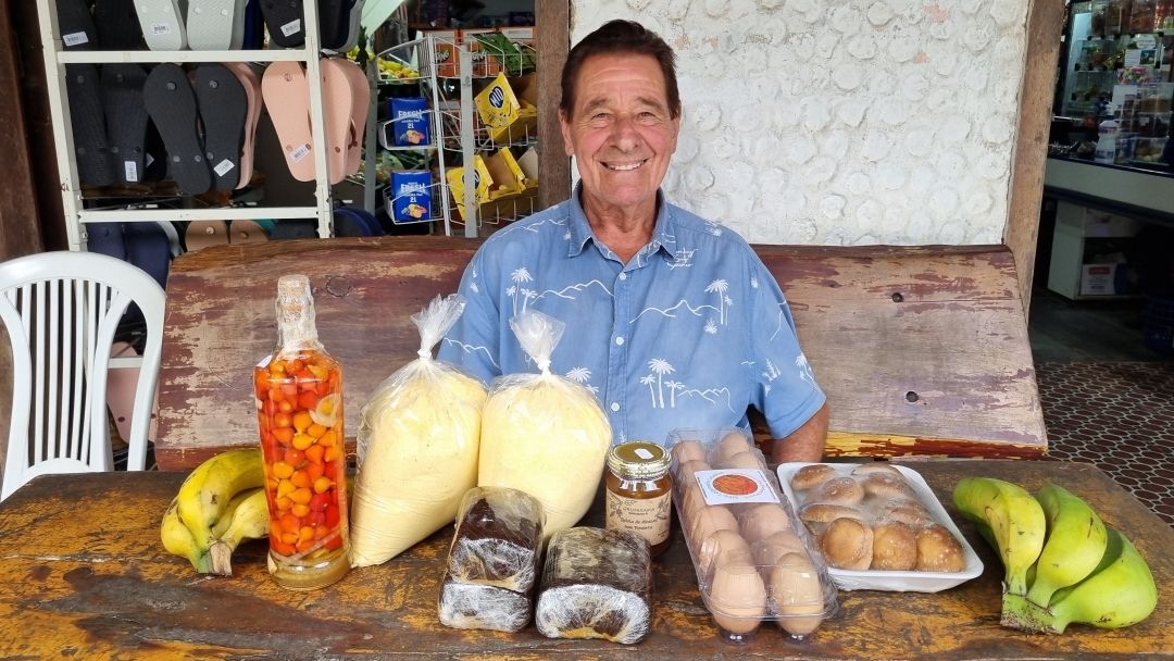 Galdinópolis em Nova Friburgo: entre conflitos políticos e sabores caseiros 1 No mercado Sao Jorge o senhor Vany Gripp vende os produtos locais. Acervo pessoal