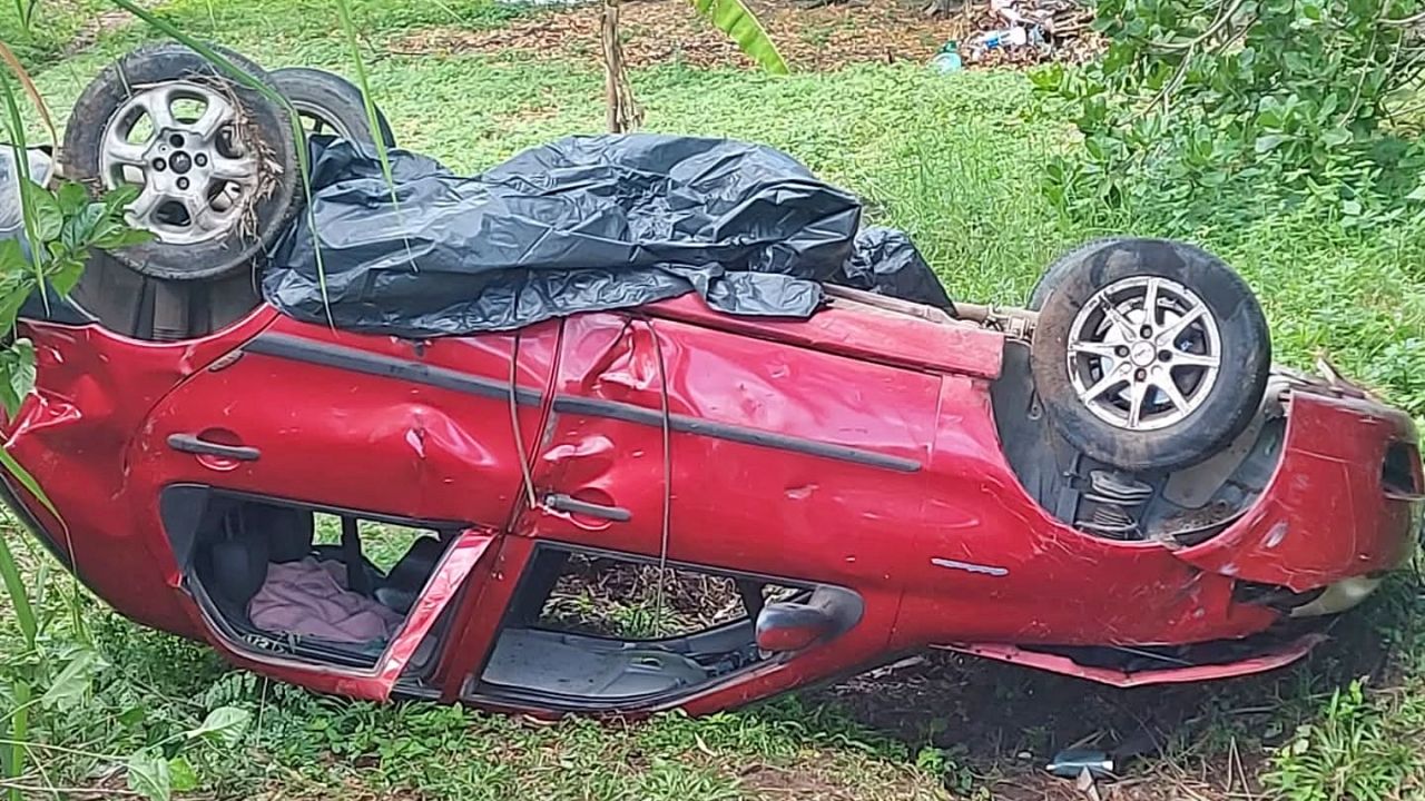 Capotamento na RJ-158 deixa mulher morta em São Fidélis 1 acidente sao fidelis