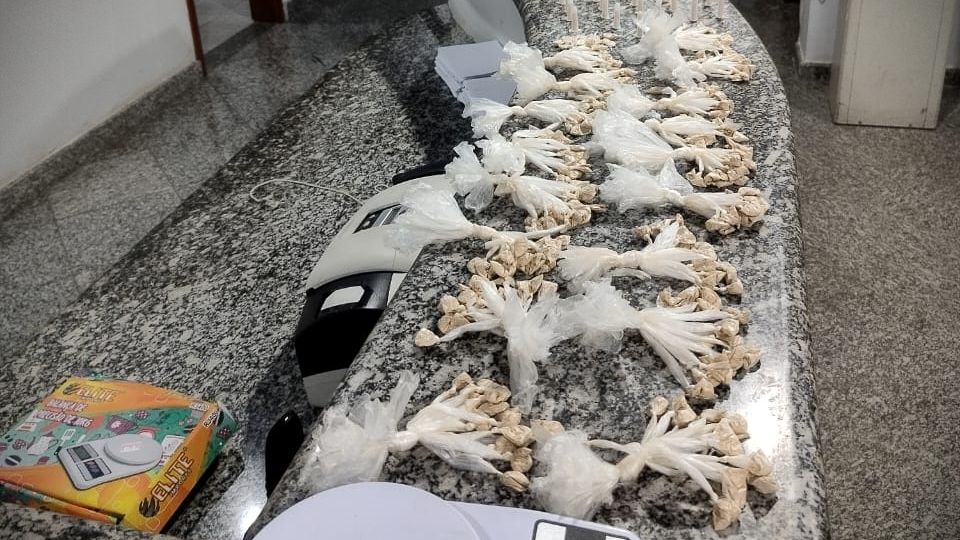 Mulher é presa com porções de cocaína no Morro do Demétrio, em Miracema 1 drogas