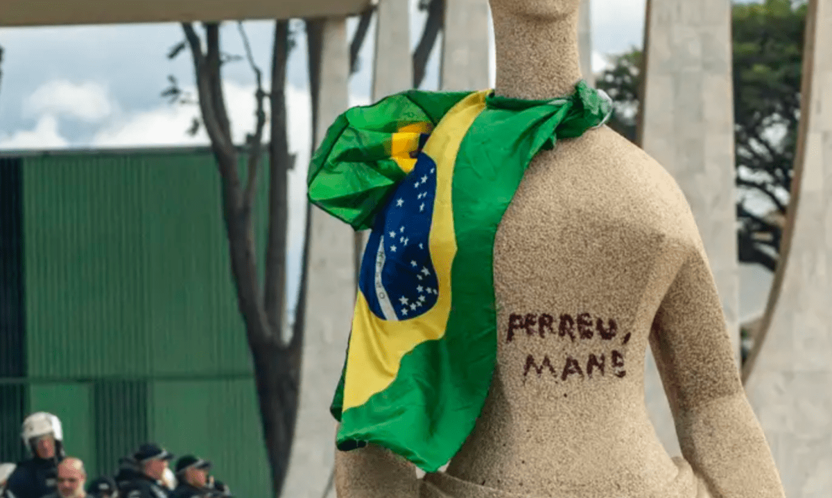 STF condena mulher a 14 anos de prisão por pichação de batom em estátua 1 estatua STF
