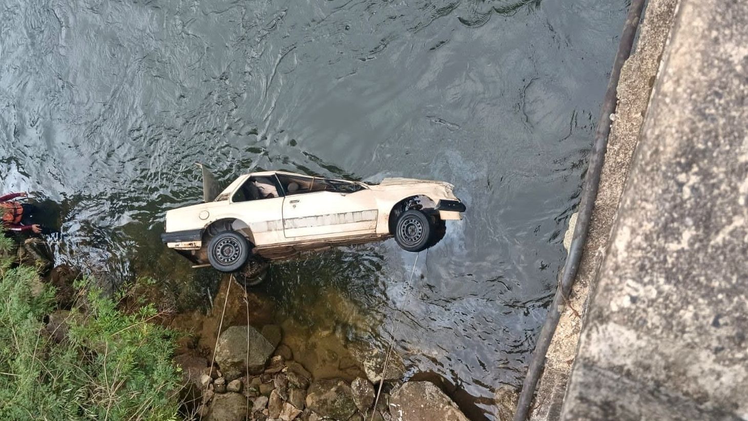 Tragédia na Estrada Serramar: motorista morre após carro despencar de ponte 1 tragedia serramar