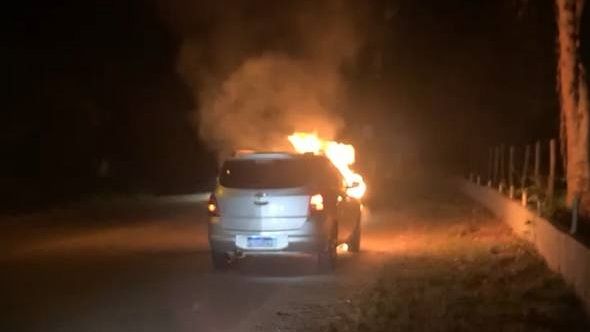 Vídeo: Carro pega fogo em Nova Friburgo e motorista consegue sair a tempo 1 fogo carro
