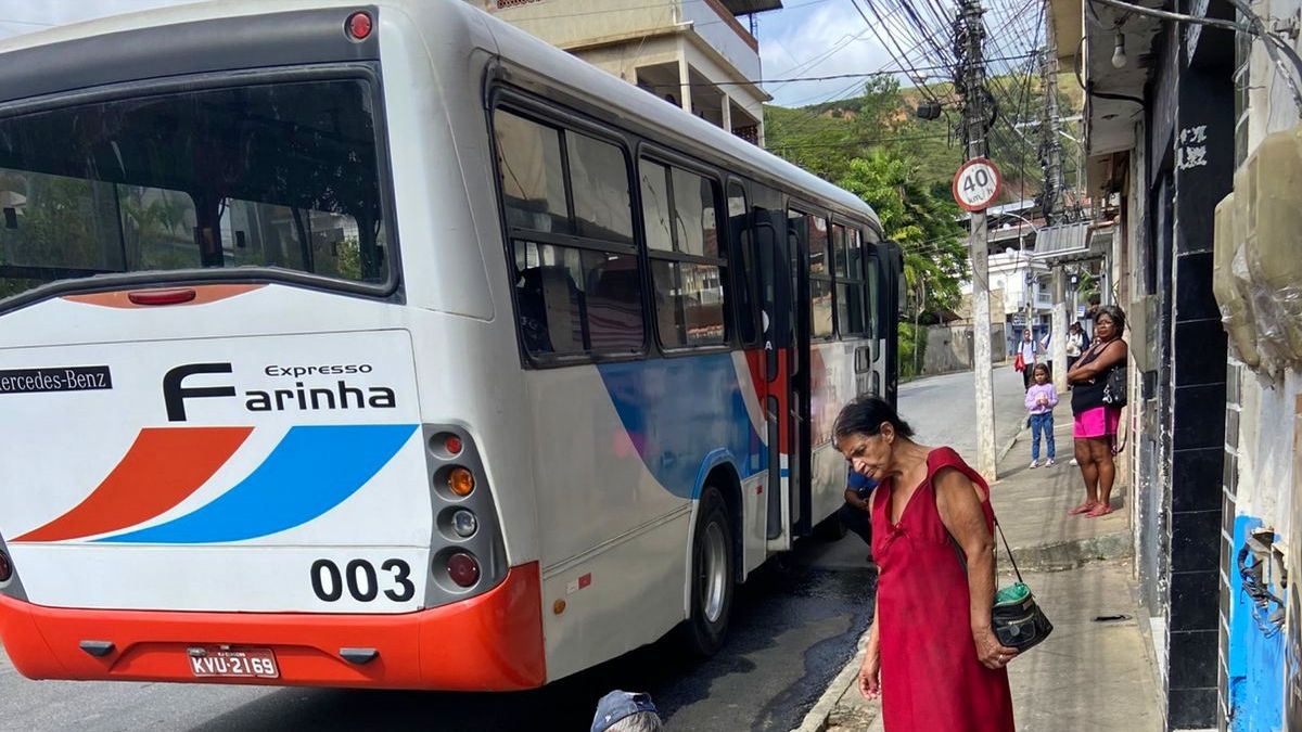 Vídeo: Ônibus quebrados viram rotina em Cordeiro 1 onibus cordeiro