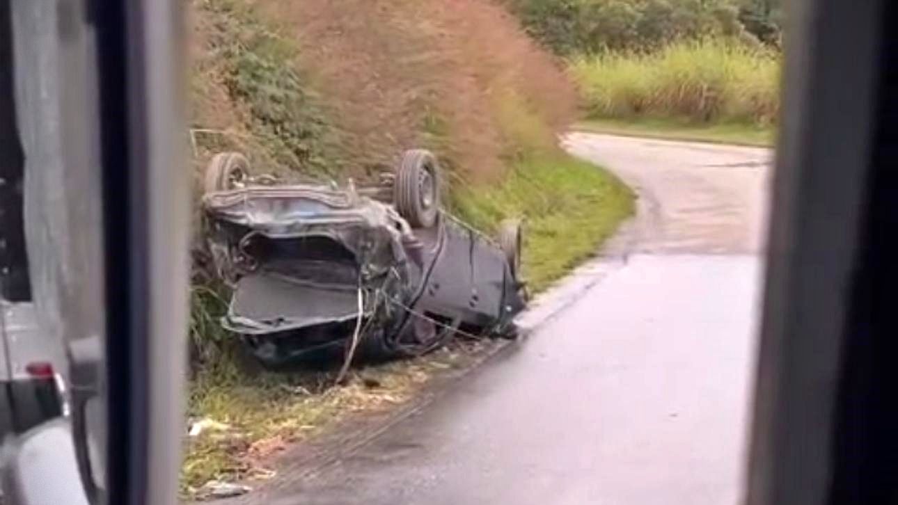 Vídeo: Carro capota ao derrapar em óleo na pista em Nova Friburgo 1 capotamento