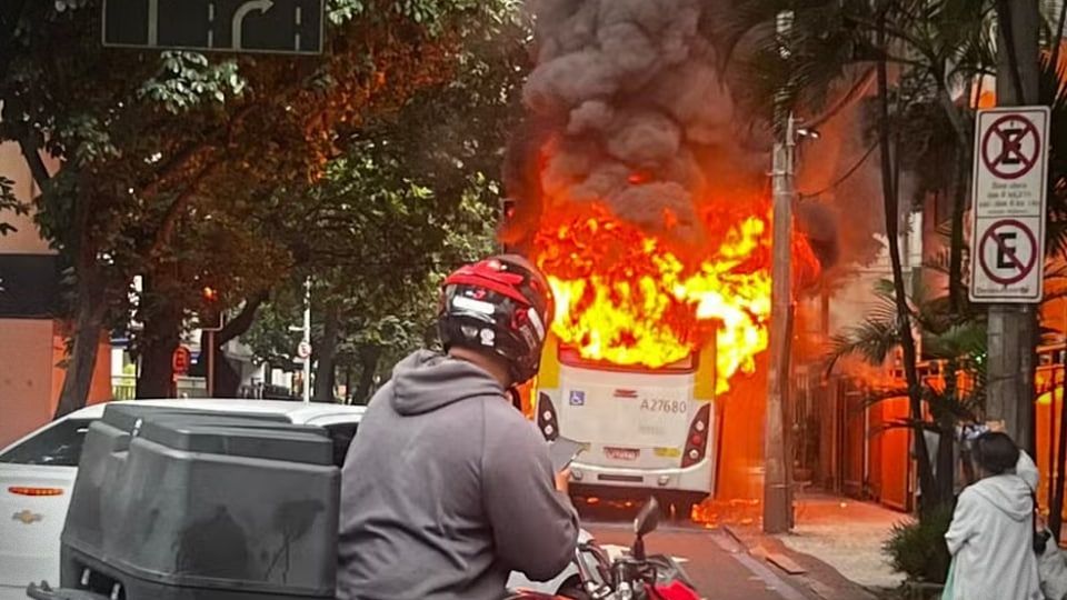 Vídeo: Ônibus pega fogo no Leblon, no Rio de Janeiro 2 onibus leblon