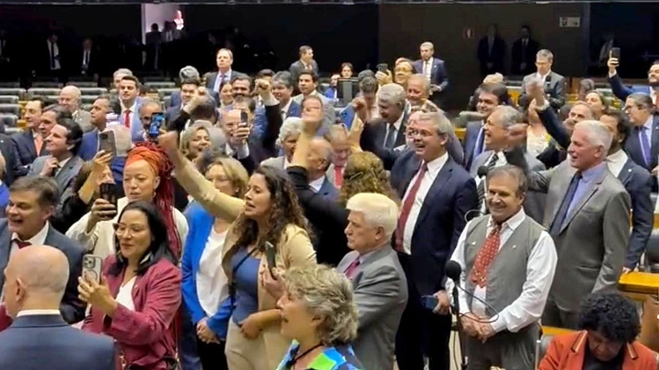 esquerda camara