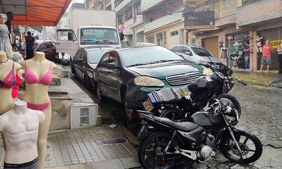 Caminhão perde controle e causa acidente com sete veículos em Nova Friburgo