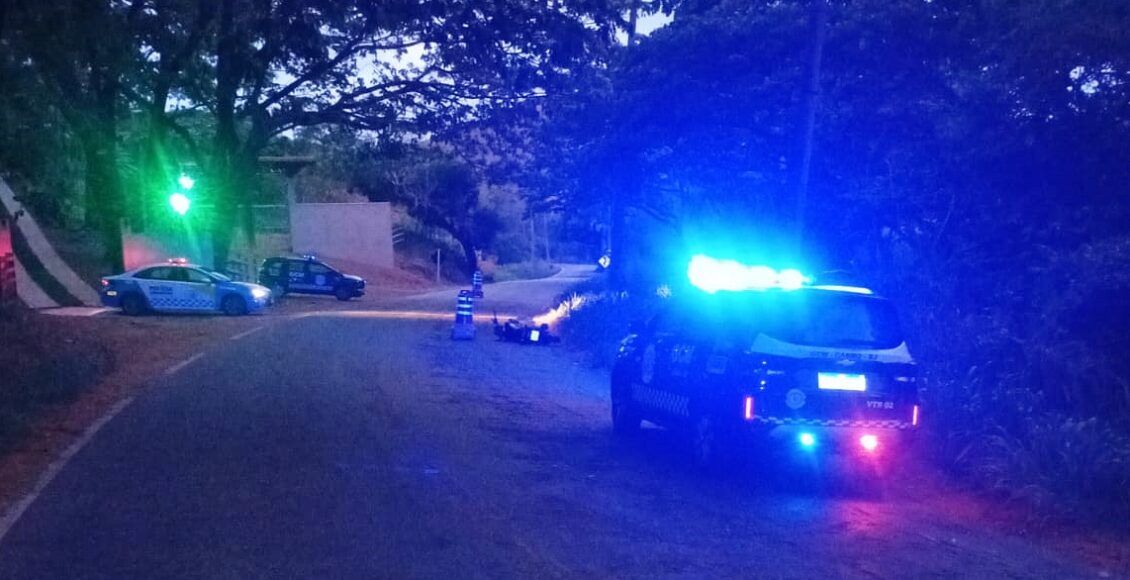 Ciclista morre e motociclista fica ferido em grave acidente na RJ-144