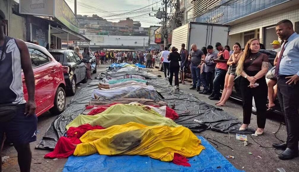 Moradores levam cerca de 50 corpos para praça na Penha após operação mais letal da história do Rio