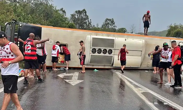 Ônibus com torcedores do Flamengo tomba na Dutra a caminho de Buenos Aires