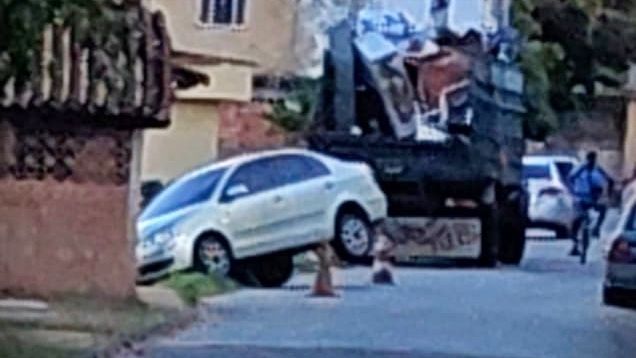 Carro amanhece pendurado e com setas ligadas no Jardim de Alah, em Cordeiro