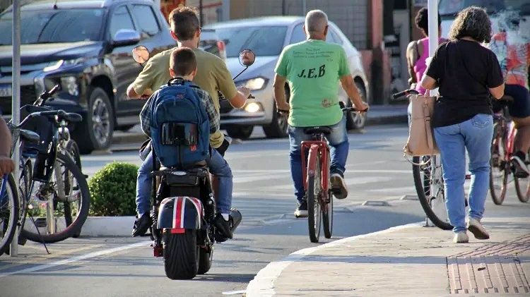 Scooters e motos elétricas exigirão CNH e IPVA a partir de 2026