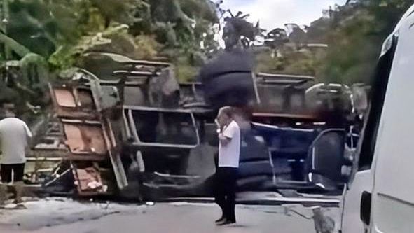 Caminhão tomba e interdita totalmente a RJ-142, a Estrada Serramar