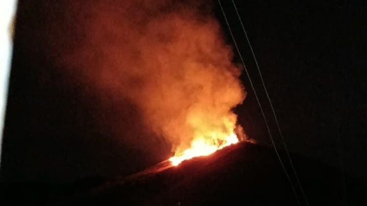 Raio provoca incêndio em vegetação no alto de morro em Sumidouro