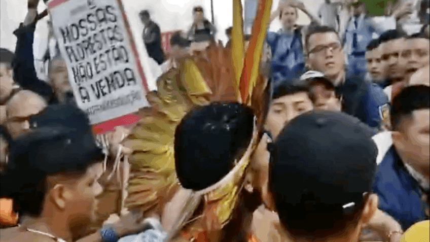 Manifestantes tentam invadir área das autoridades durante protesto na COP30