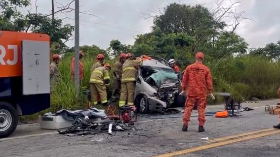 Acidente com três carros deixa três mortos e vários feridos em Araruama