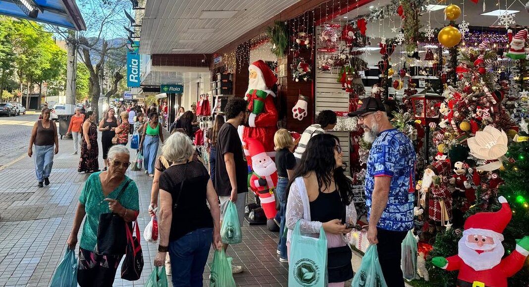 Brasileiros testam produtos em lojas físicas e compram na internet, revela estudo