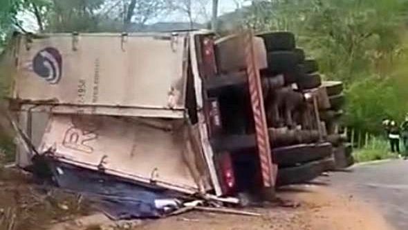 Carreta tomba em Cantagalo e reacende cobrança por melhorias na RJ-160