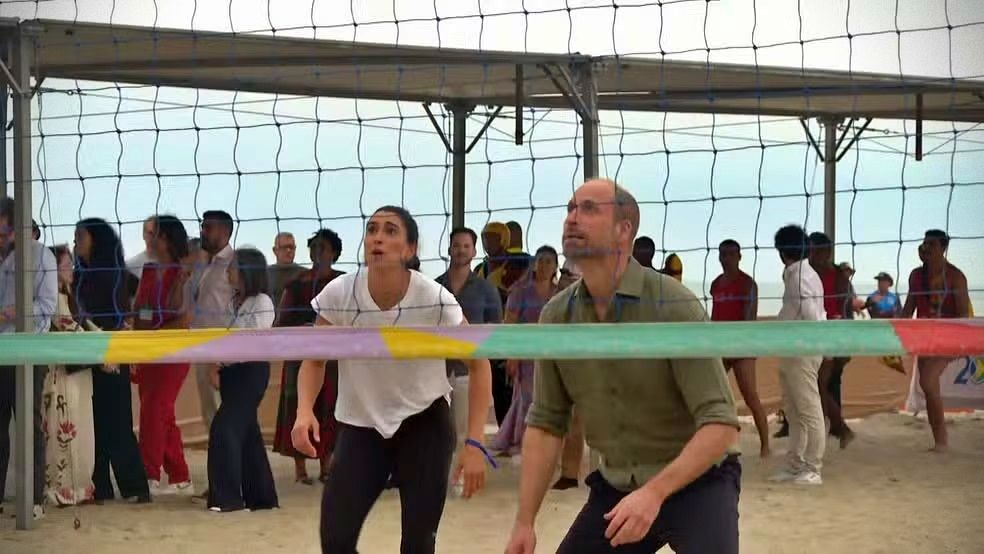 Príncipe William joga vôlei na praia de Copacabana durante visita ao Brasil