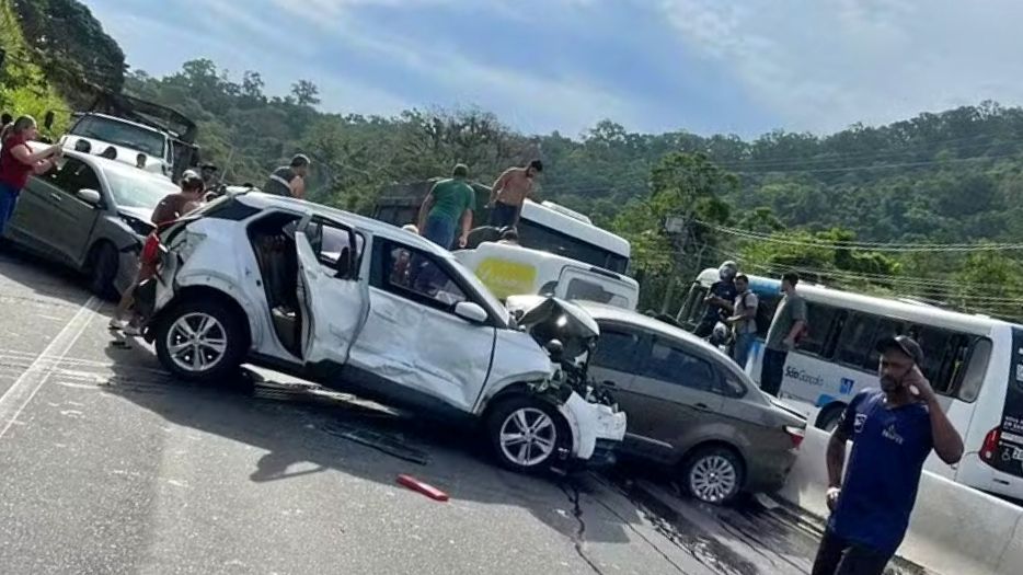 Engavetamento com 18 veículos interdita a RJ-106 em Maricá