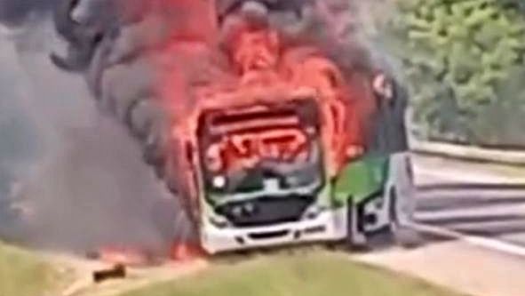 Ônibus é totalmente consumido por incêndio na BR-101 em Campos