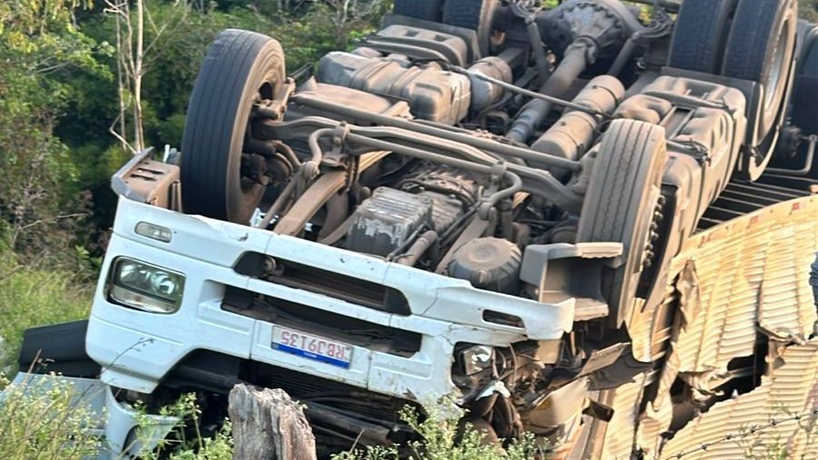 Carreta com carga milionária tomba em Santo Antônio de Pádua