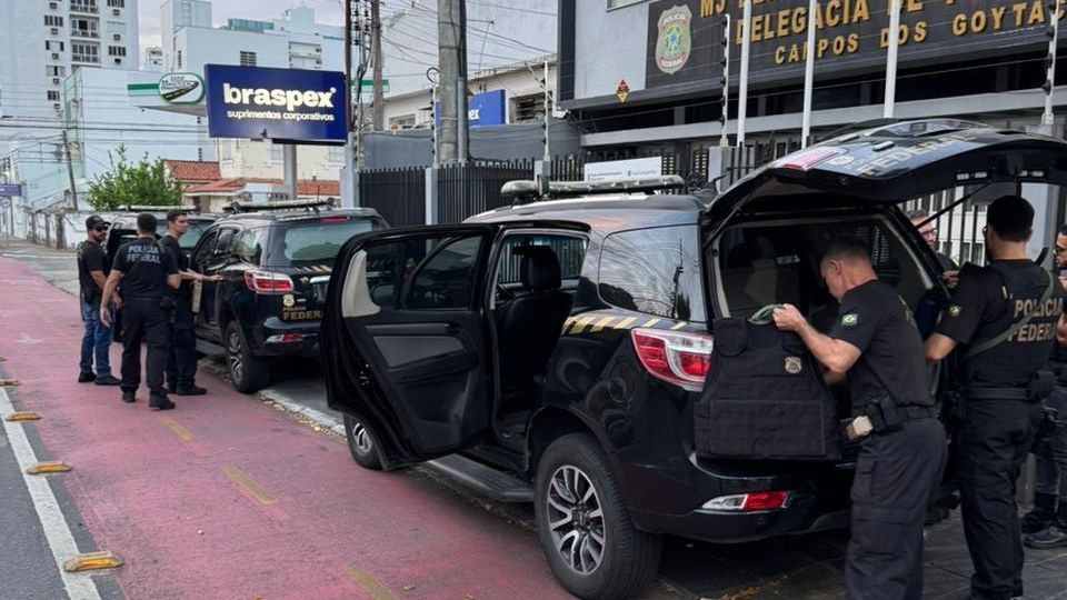 agentes e carros da policia federal