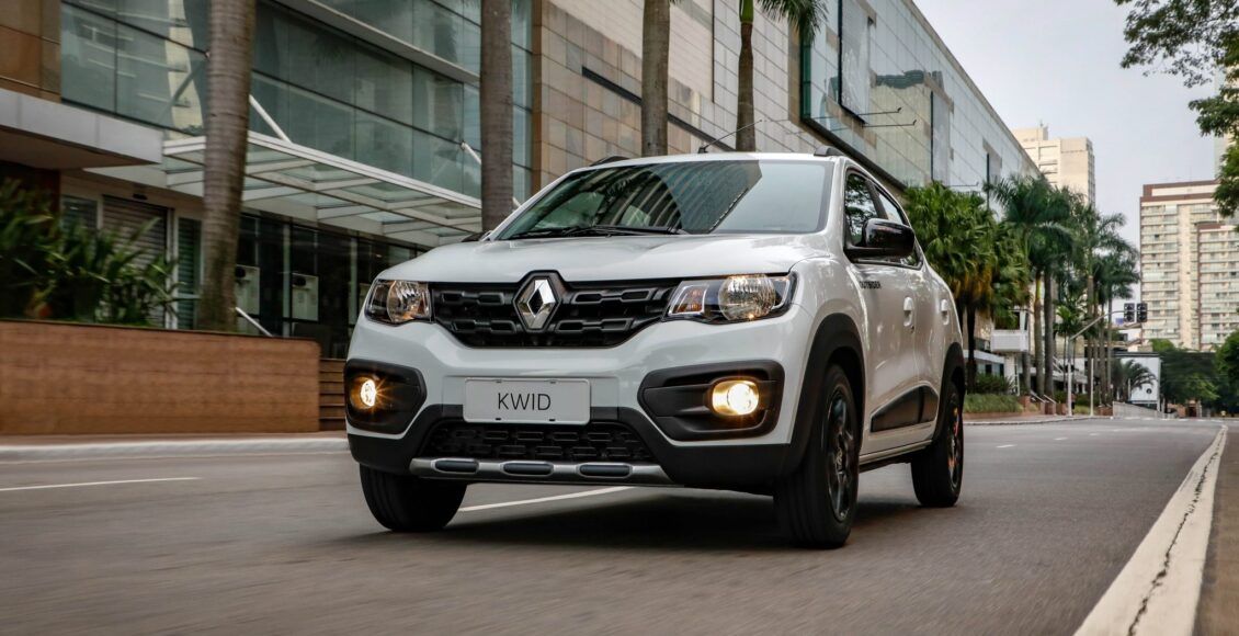 carro branco kwid na rua