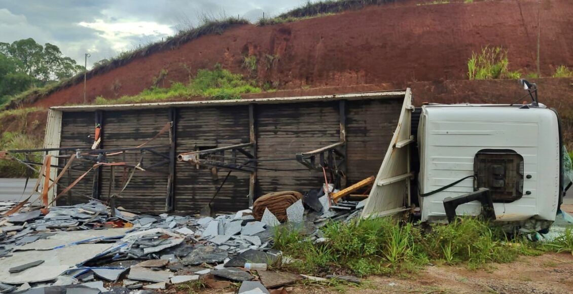 Motorista é socorrido após caminhão tombar em Santo Antônio de Pádua