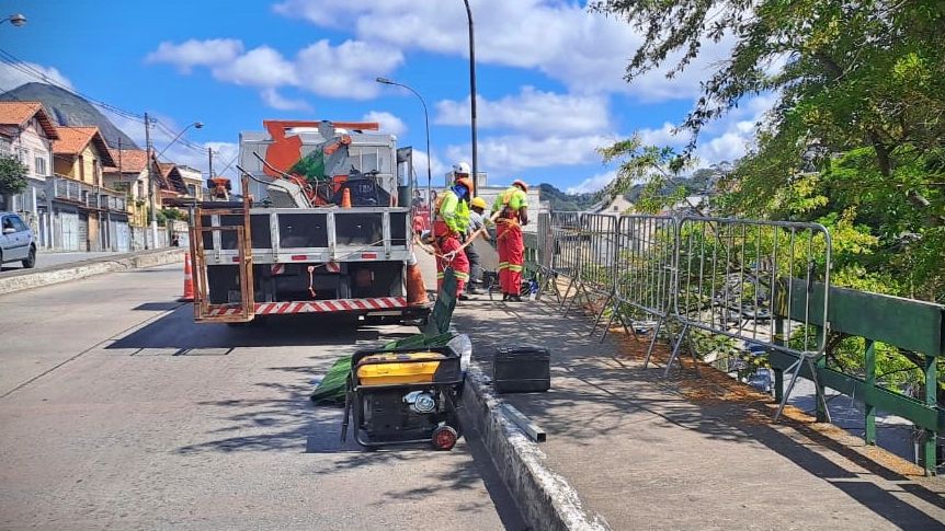 Viaduto de Nova Friburgo recebe instalação de guarda-corpo após acidente