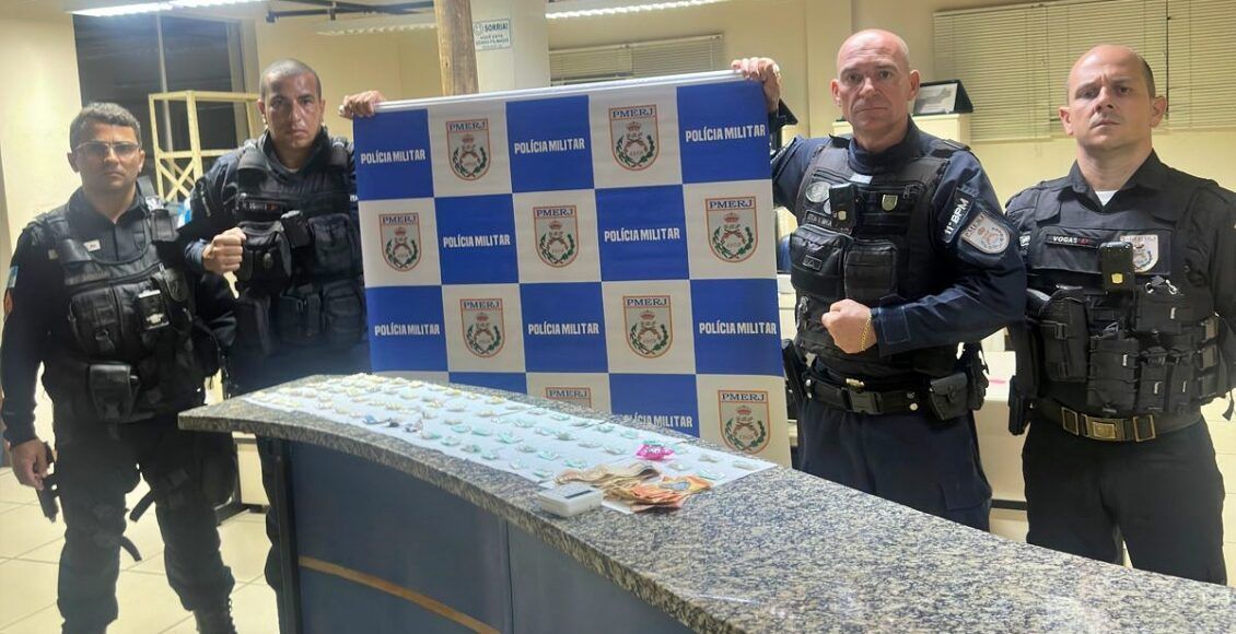 policiais na delegacia com drogas