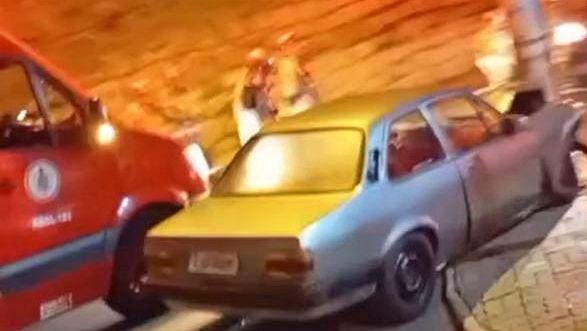 Carro atinge poste na descida das Braunes e mobiliza socorro em Nova Friburgo