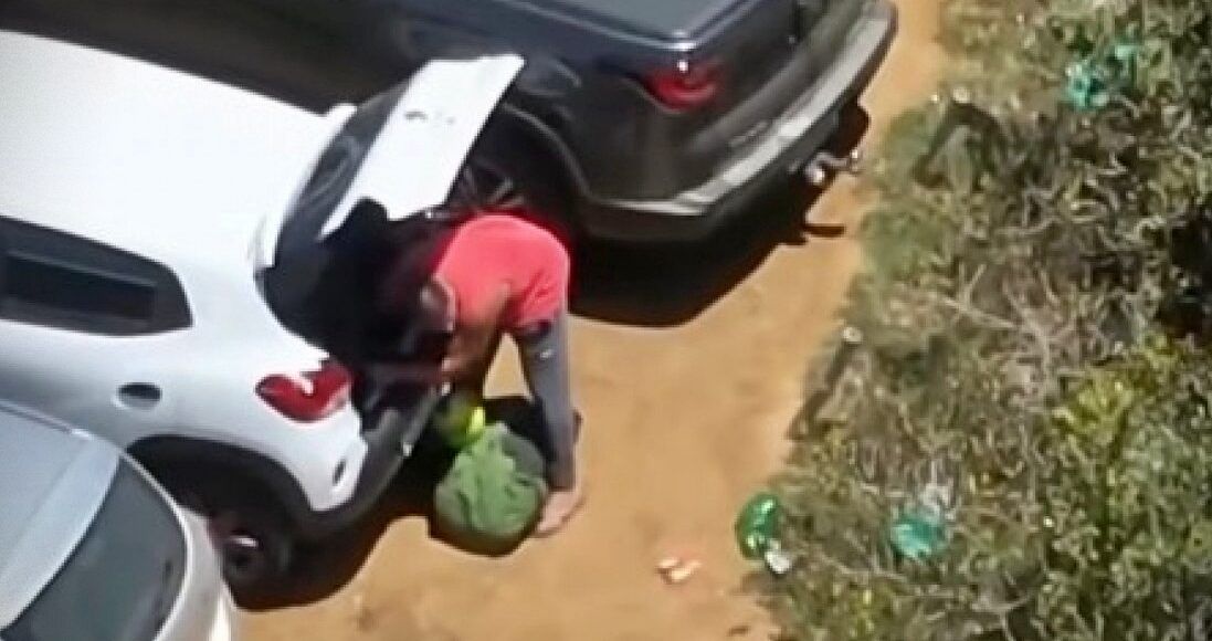 homem furtando carro branco