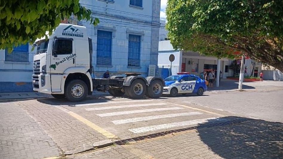 Crise em São Fidélis: empresário usa carreta para bloquear a Prefeitura em protesto