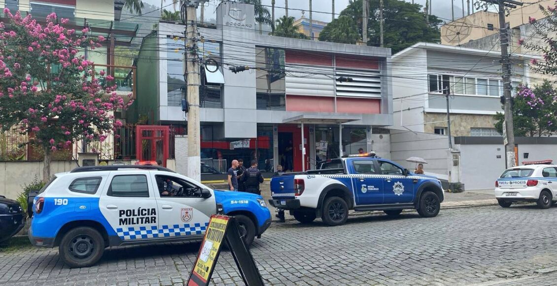 policia em frente ao posto de saude