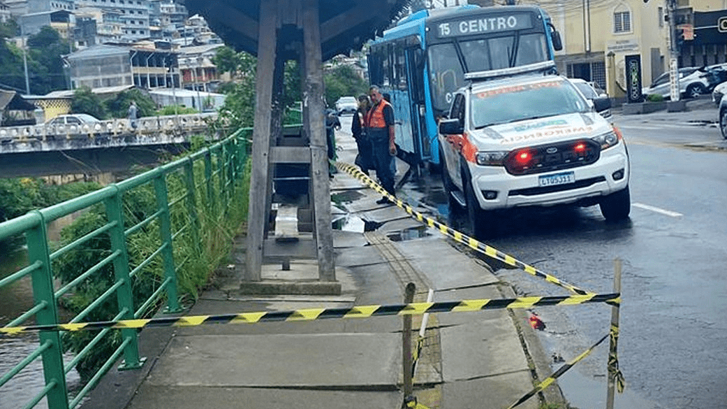 Ponto de ônibus é interditado após afundamento da calçada em Nova Friburgo