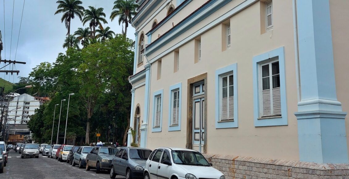 cidade de cantagalo com carros