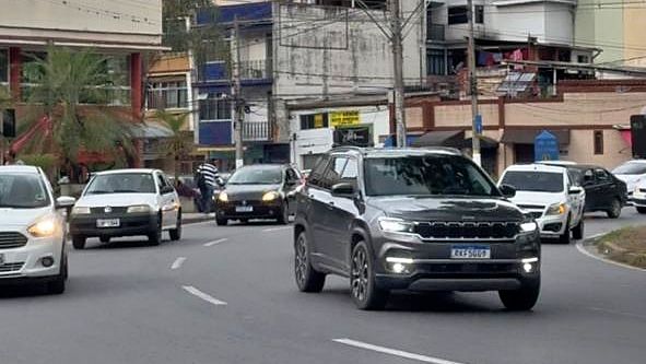 veículos na rotatória