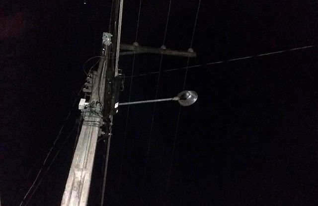 poste de noite sem luz