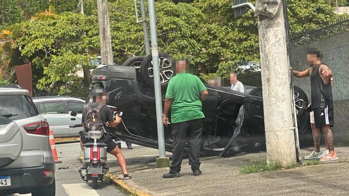 Capotamento é registrado em cruzamento movimentado de Nova Friburgo