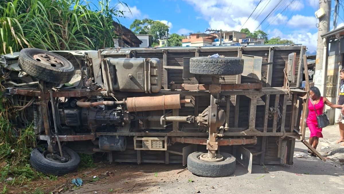 Caminhão tomba no bairro Ruy Sanglard, em Nova Friburgo