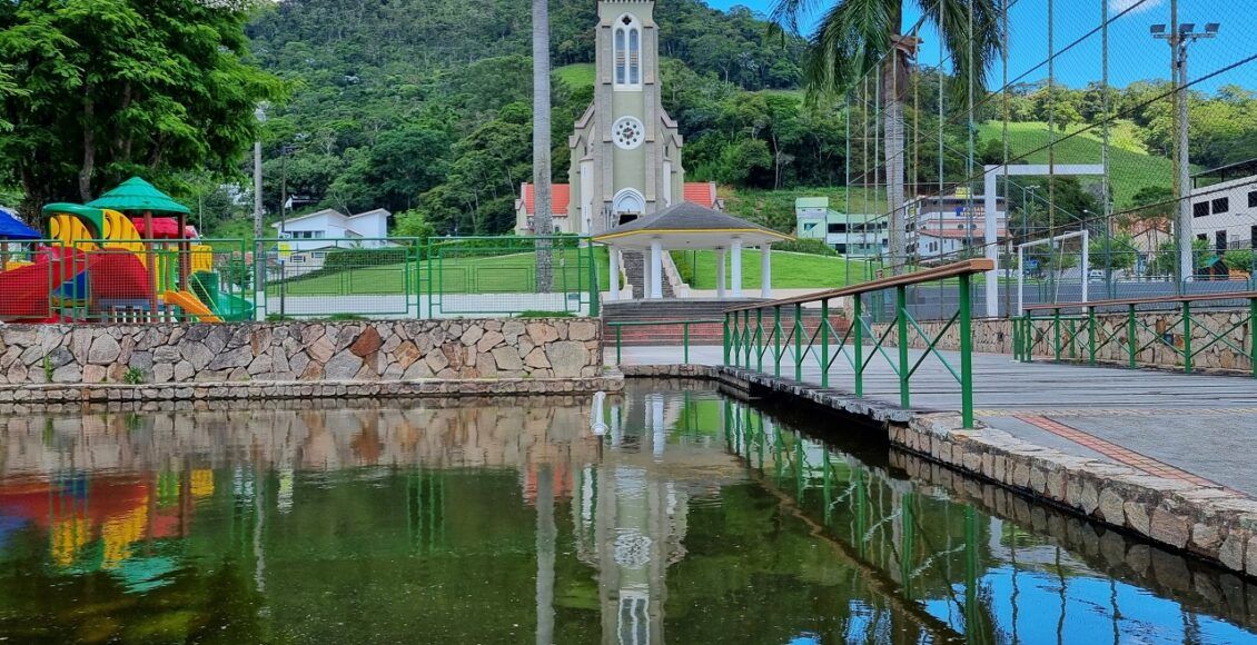 praça com igreja no fundo
